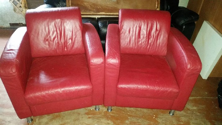 2 odiniai foteliai raudoni