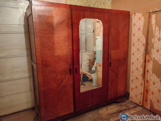 3 durų rūbų spinta su veidrodžiu