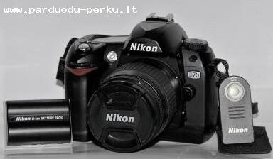 Nikon D70 su objektyvu, dviem akumais. Skubiai