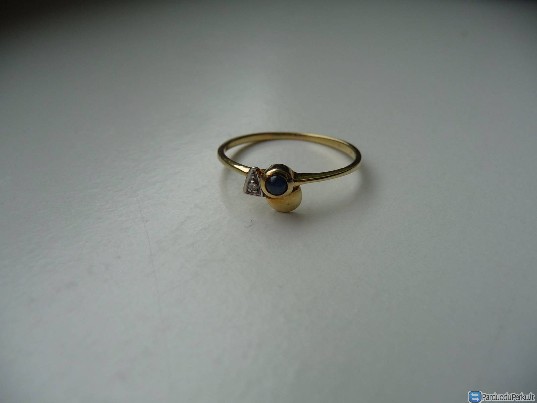 Auksinis žiedas su safyru ir deimantu