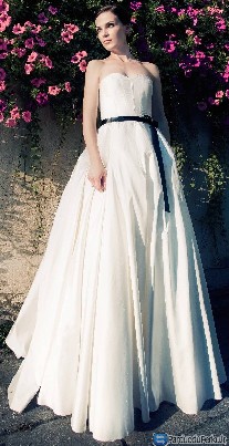 Dizainerės vestuvinė suknelė