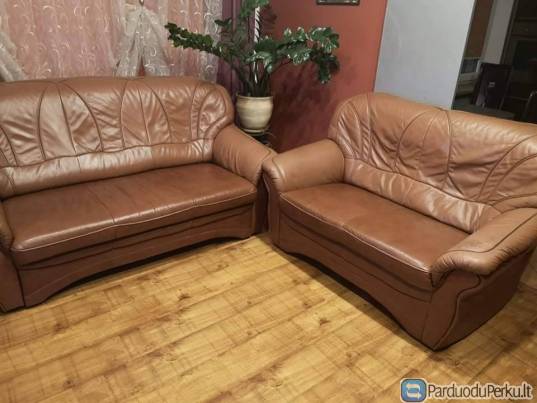 Dvi rudos spalvos odinės sofos