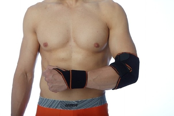 Elastinis riešo įtvaras sportininkams.
