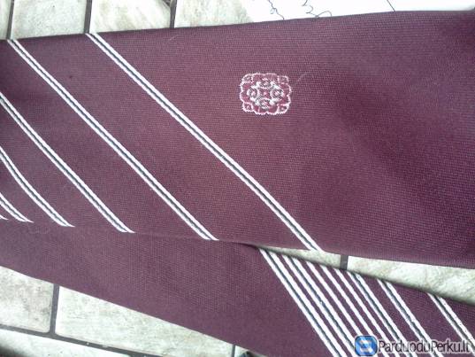 Kaklaraištis bordo su juostelėmis