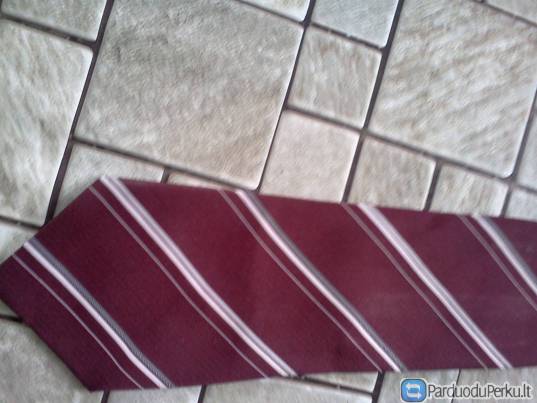 Kaklaraištis bordo su juostelėmis