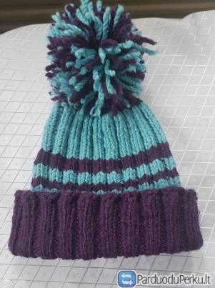 Kepurė violetinės spalvos su juostelėmis