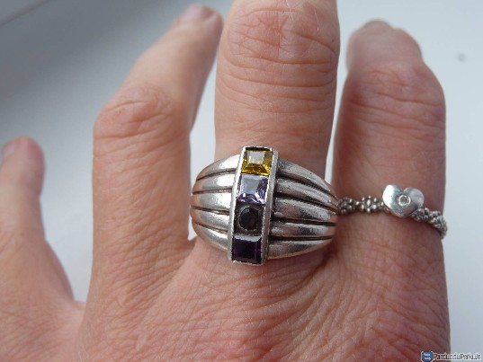 Labai stilingas sidabrinis žiedas su skkirtingais