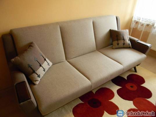 Komfortiška sofa-lova su talpia patalynės dėže