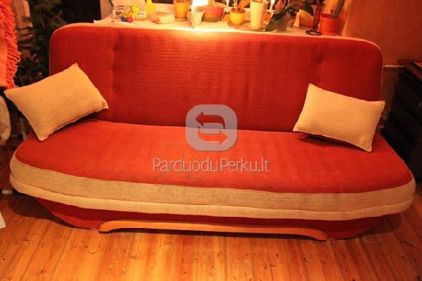 Oranžinė išskleidžiama sofa