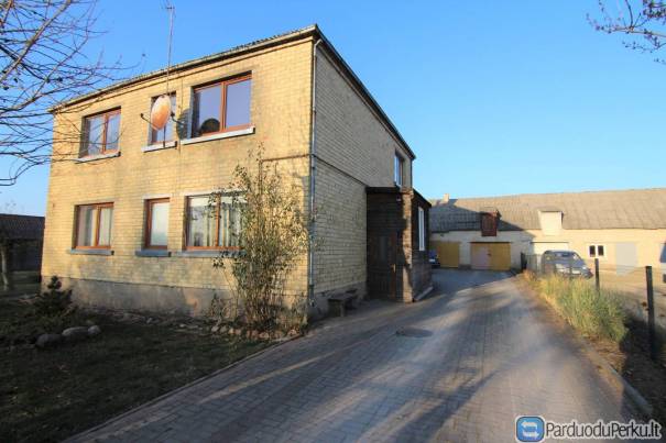 Parduodama dalis gyvenamojo namo (3 kambarių butas) su atskiru įėjimu nuosavame name