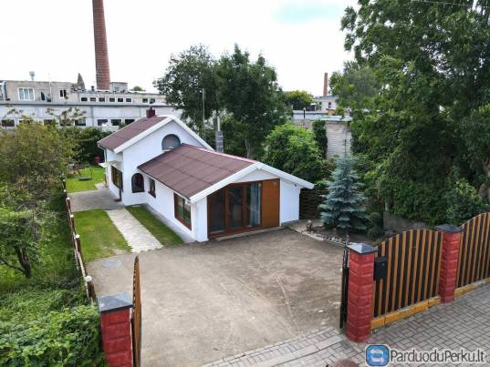 Parduodamas renovuotas namas pačiame miesto centre