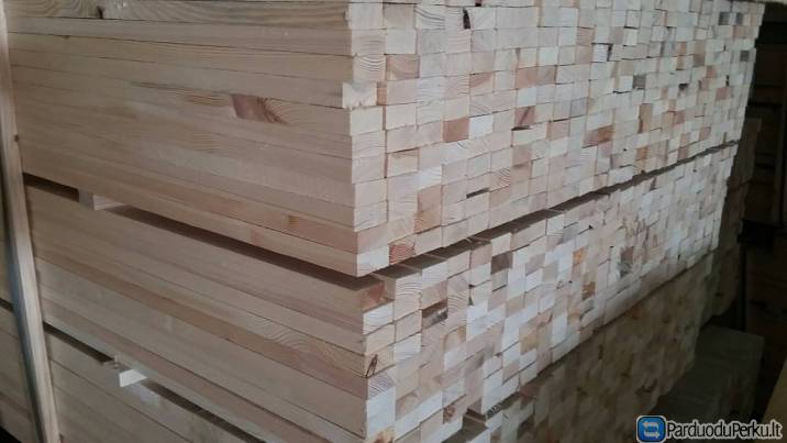 Perku eglės šviežiai pjauta statybinia medieną
