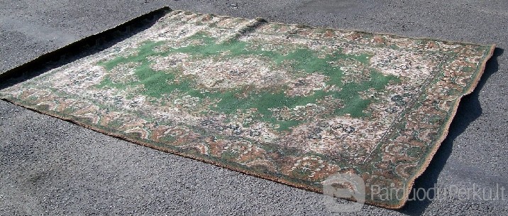 Žalias margas vilnonis kilimas